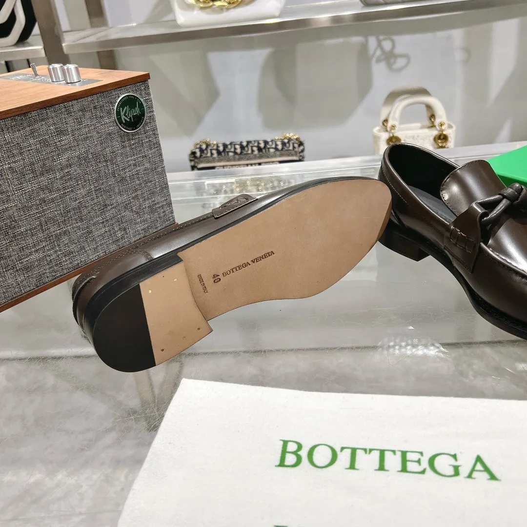 [BV] Top P: 860💰 Size: Female 35-39 (Female 40 custom-made) Male 39-44 (38.45 non-refundable) Bottega Veneta 2025 Autumn and Winter counter style! Small round toe loafers! Imported leather outsole! Imported open edge beaded cowhide! Solid color Niuli!  👉Click to buy:
